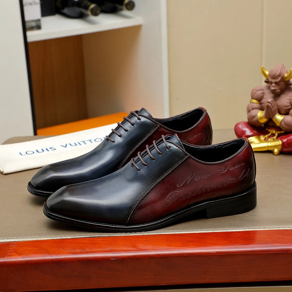 Men's shoes 💰620 💰 Louis Vuitton LV ® Autumn and Winter 🆕 models 🔛Full shoe counter First layer cowhide, 🐂leather lined casual shoes for men, super soft outsole, essential for driving. Counter synchronized original first layer cowhide completely 1:1 mold customization 🌹Top version, 2 colors available! Number: 38-45 (37.46. Customized)